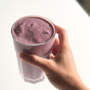 Proteinrig smoothie fyldt med gode ingredienser, der holder dig mæt i længere tid